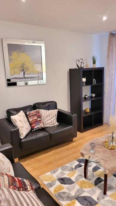 Apartamento Balcony-View With Free And Secured Parking Mánchester Exterior foto