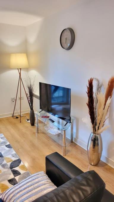 Apartamento Balcony-View With Free And Secured Parking Mánchester Exterior foto