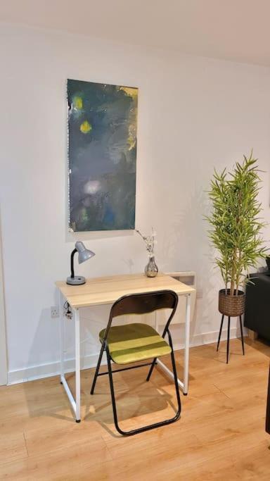 Apartamento Balcony-View With Free And Secured Parking Mánchester Exterior foto