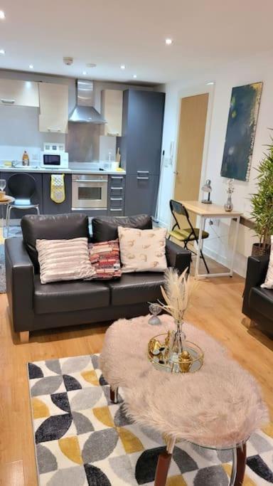 Apartamento Balcony-View With Free And Secured Parking Mánchester Exterior foto
